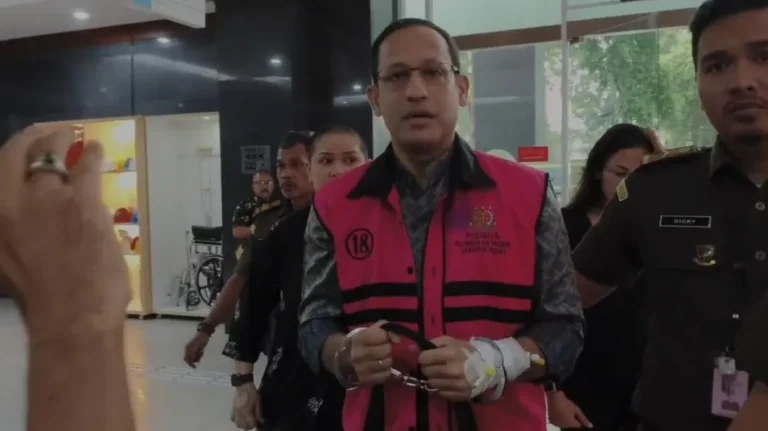 Nadiem Makarim Eks Mendikbudristek Hadiri Sidang Korupsi Chromebook Dengan Infus Prioritas Medis Di Tengah Belitan Hukum